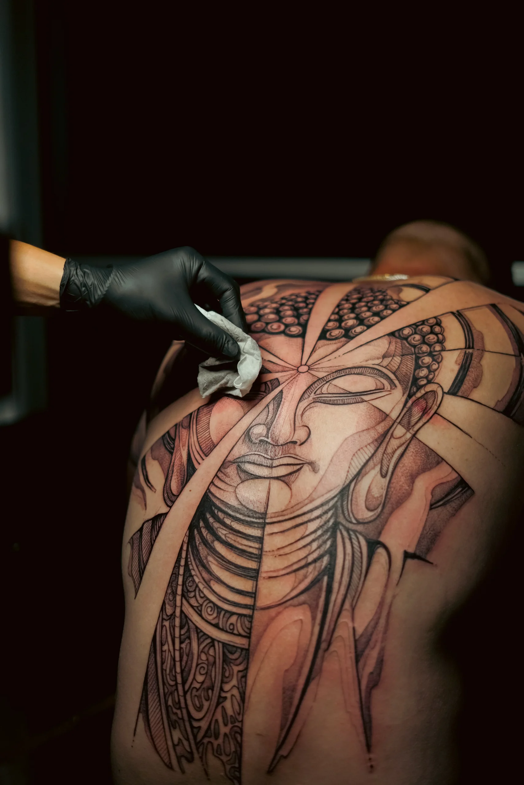 etalle de tatuaje realista con líneas finas y sombreado sobre piel por @SaboTatto – fotografía de registro por Suma Estudios