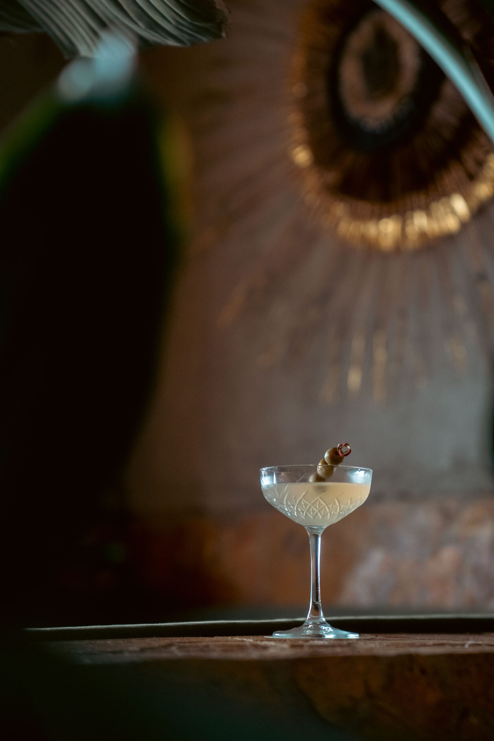 Chef con tatuajes añadiendo arroz blanco a sartén metálica – primer plano con enfoque en ingredientes – fotografía gastronómica por Suma Estudios