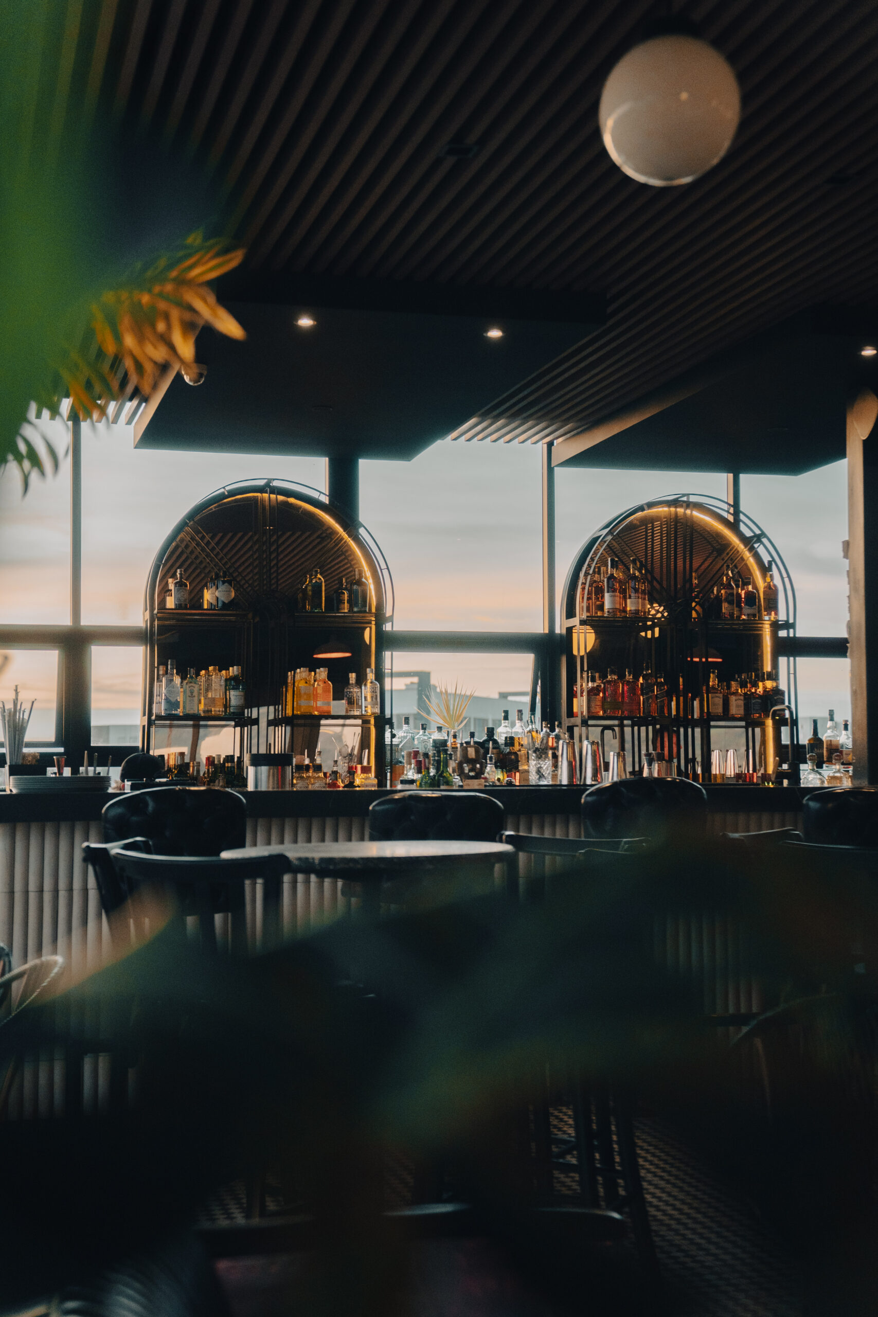 Bowl de ramen con caldo dorado, huevo tibio, carne, nori, repollo encurtido y cilantro fresco – fotografía gastronómica con contraste de texturas por Suma Estudios